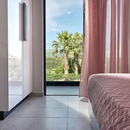 Savvas & Joanna Boutique לגאנאס
